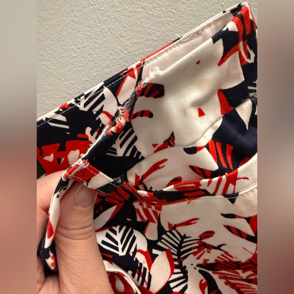 Reitmans | Vibrant Red and Navy Tropical Patterned Floral 7/8 Capri Pants - Picture 13 of 15